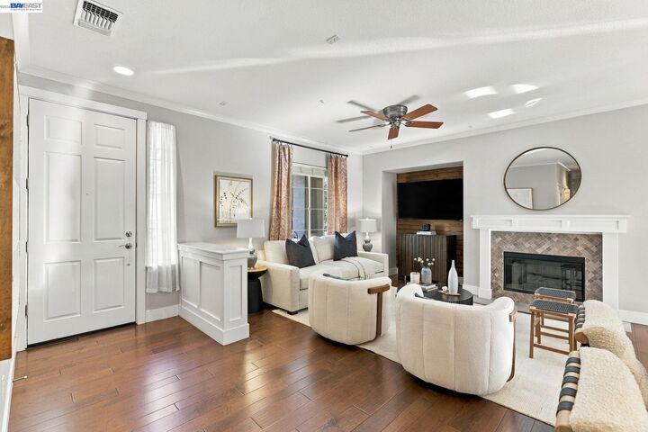 Property Photo:  5926 Linwood Common  CA 94550 