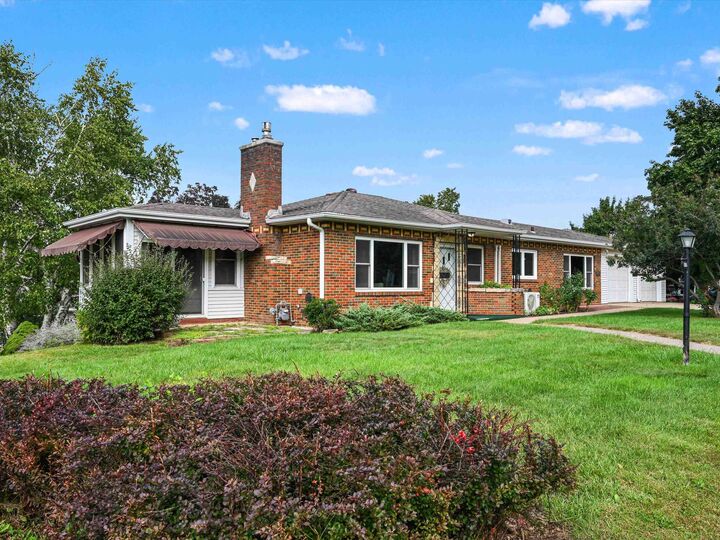 Property Photo: 2315 Woodlawn Street IA 52001