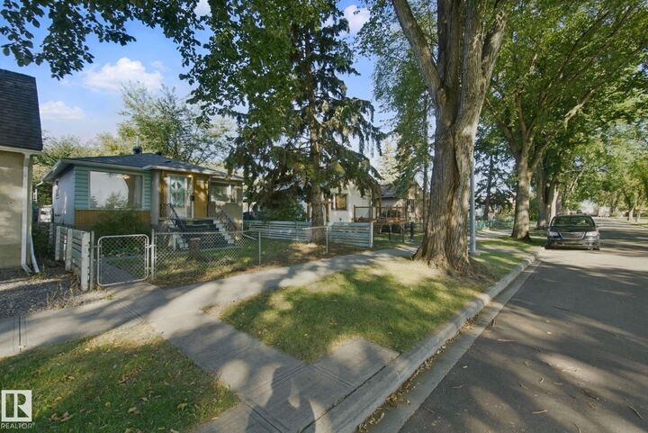 Property Photo:  12126 57 Street NW  AB T5W 3W1 