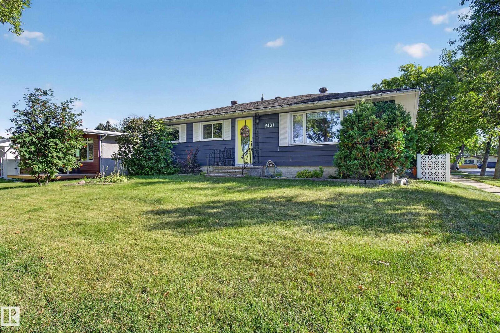 Property Photo:  9401 98 Street  AB T8L 1T2 