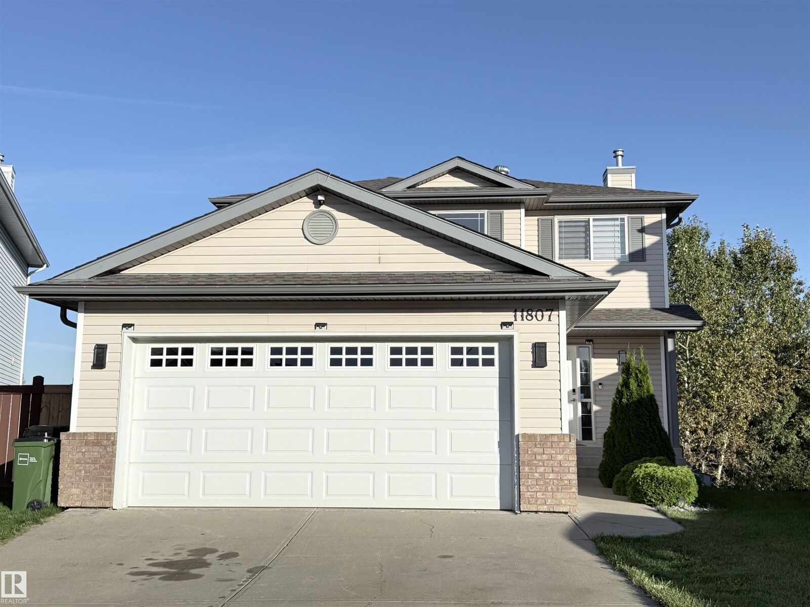 Property Photo:  11807 171 Avenue NW  AB T5X 6H8 