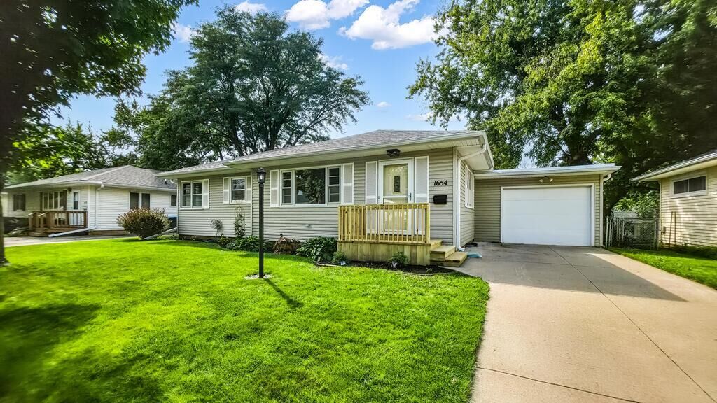 Property Photo: 1654 N 25th St IA 50501