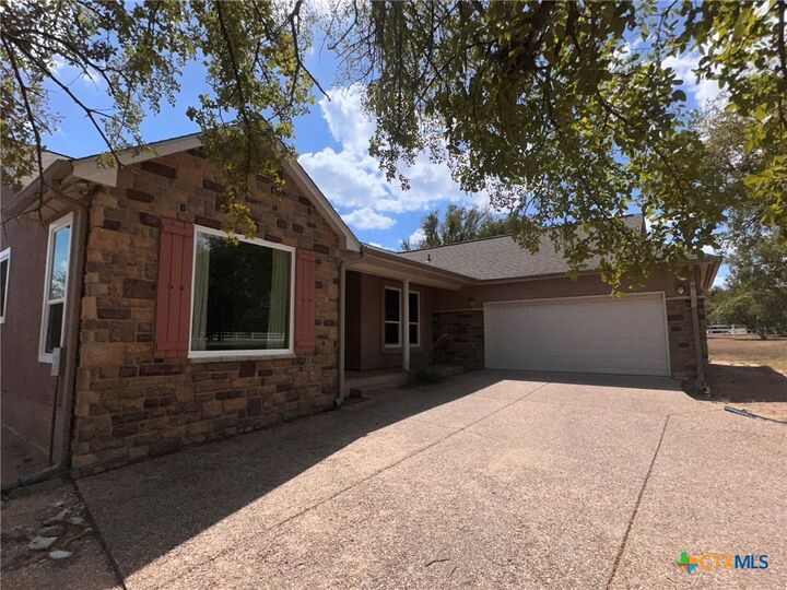 Property Photo:  425 Crestwood Drive  TX 76549 