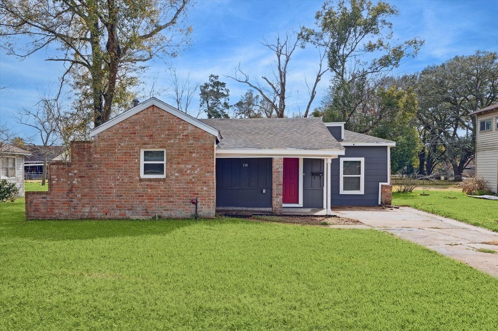 Property Photo: 710 E Magnolia Street TX 77515
