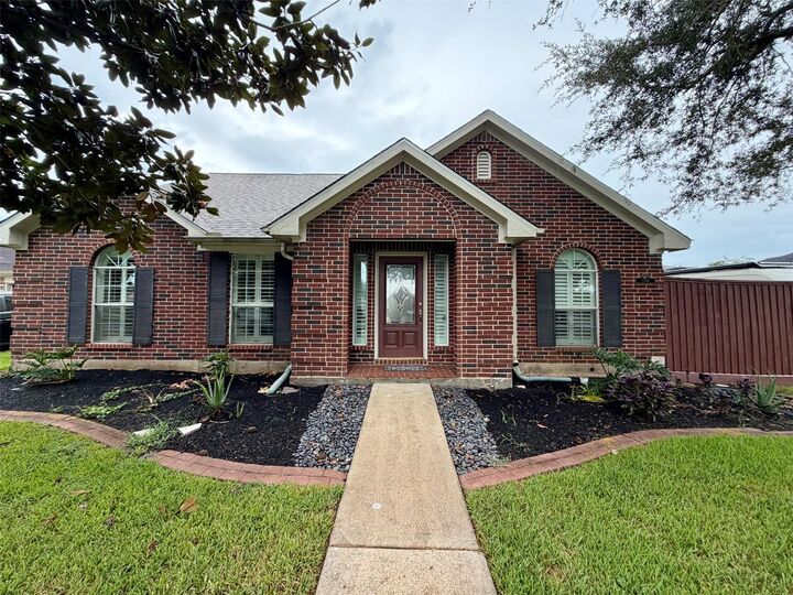 Property Photo: 2119 Meadows Boulevard TX 77573