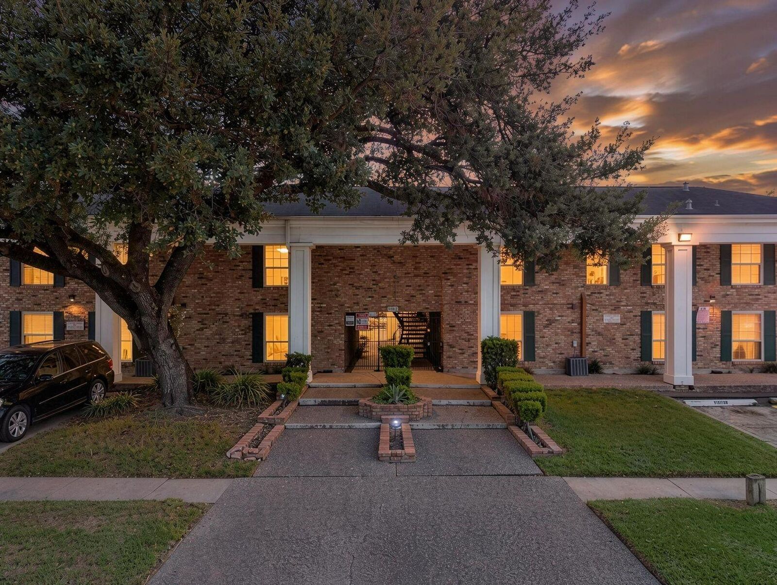 Property Photo: 5343 Richmond Avenue 29 TX 77056