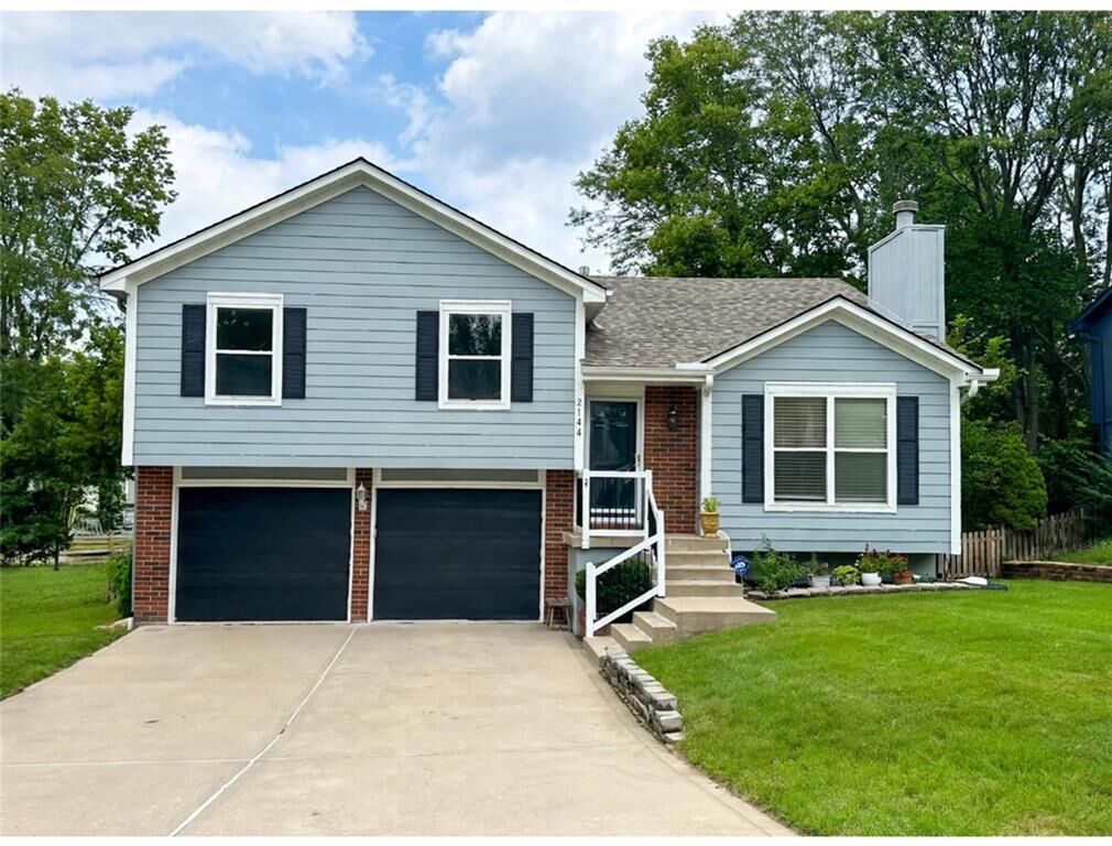 Property Photo: 2108 SW Sterling Drive MO 64081