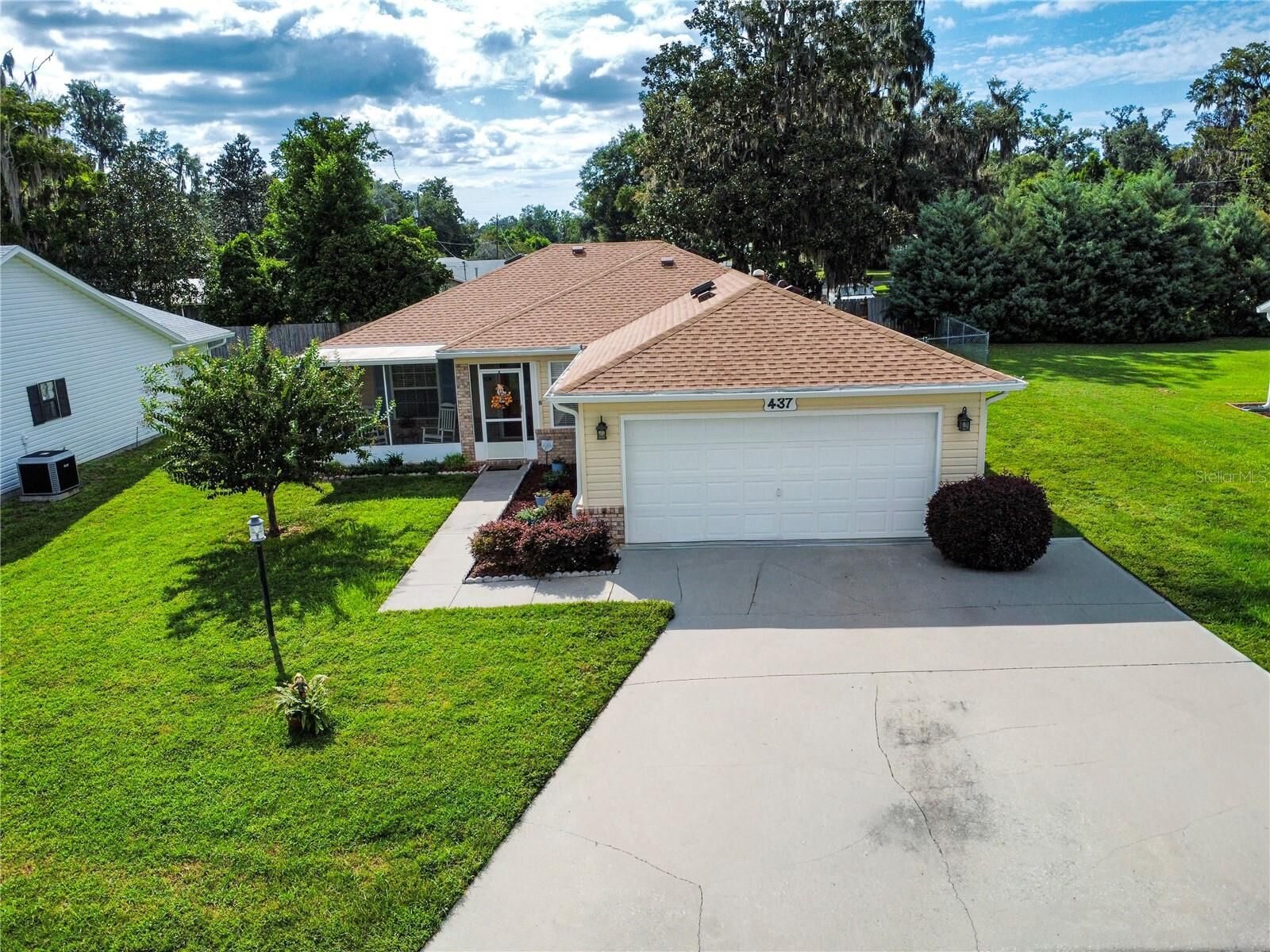Property Photo:  437 SE Rosewood Circle  FL 32025 