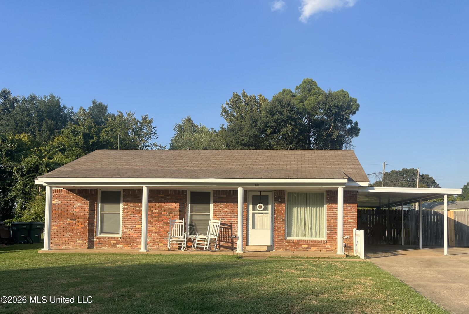 Property Photo: 1976 N Cresthill MS 38671