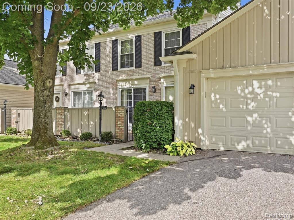 Property Photo:  1204 Kings Cove Drive  MI 48306 4219 