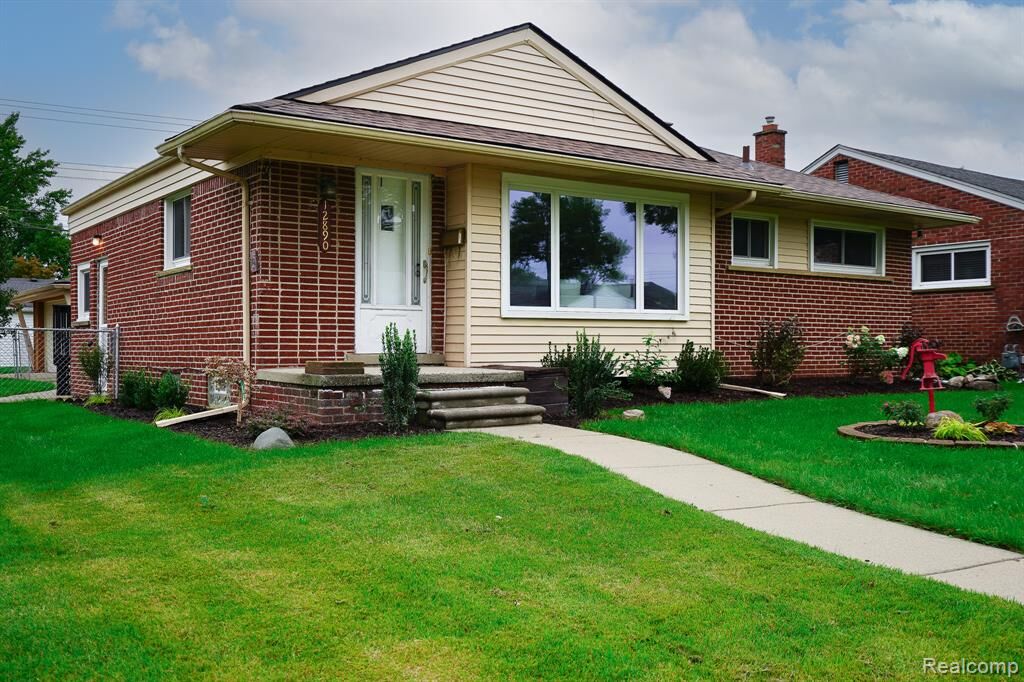 Property Photo:  12890 Hemingway  MI 48239 4602 