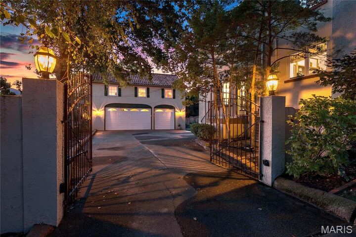 Property Photo:  260 Blackmer Place  MO 63119 