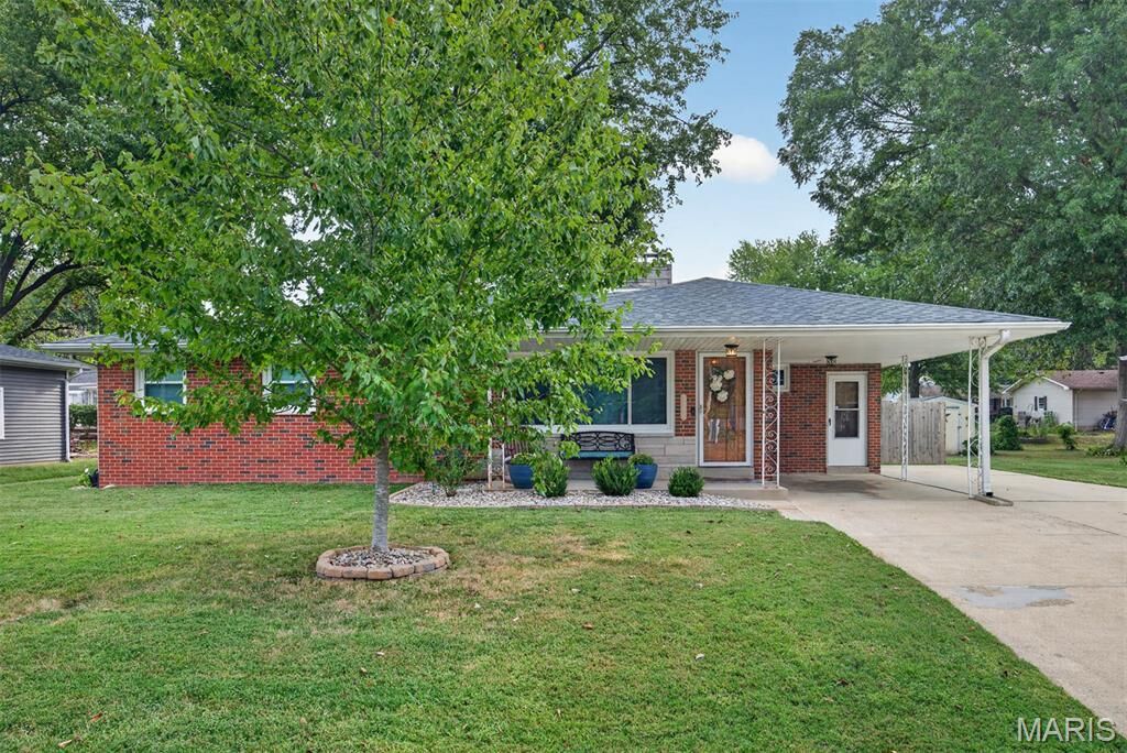 Property Photo:  1505 Paradise Drive  IL 62249 