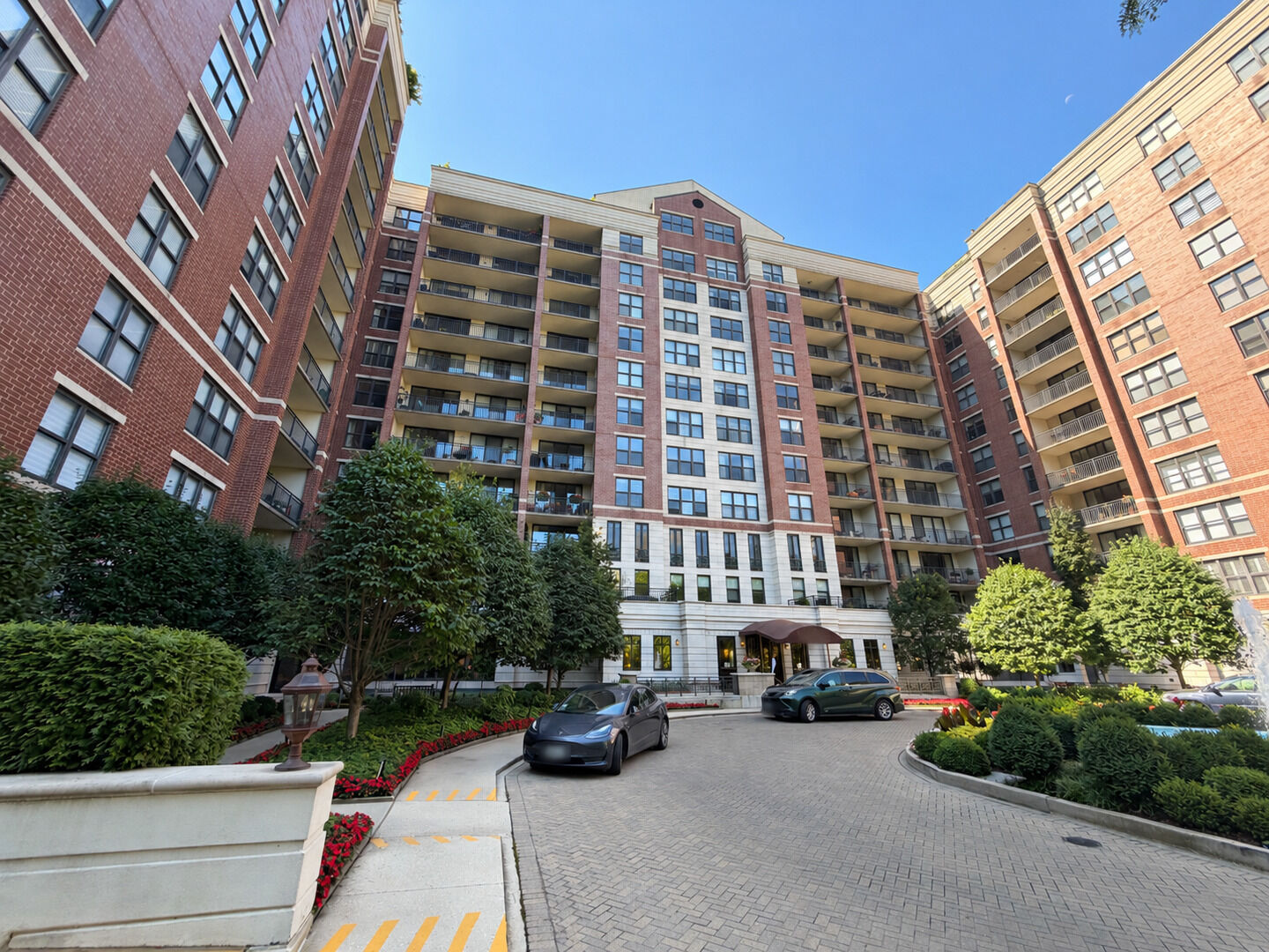 Property Photo: 55 W Delaware Place 208-P052 IL 60610