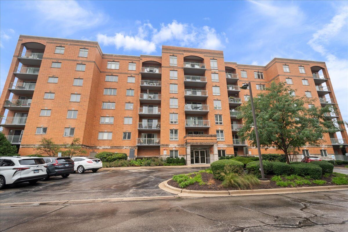 Property Photo: 6801 N Milwaukee Avenue 402 IL 60714