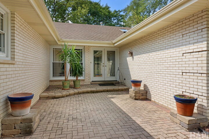 Property Photo: 994 Commonwealth Court IL 60010