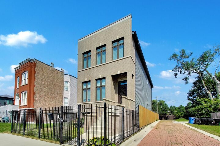Property Photo:  700 E 46th Street  IL 60653 