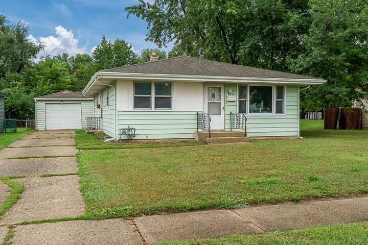 Property Photo: 2411 Barton Boulevard IL 61103