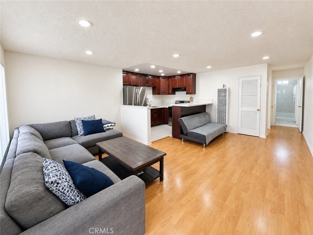 Property Photo: 801 E Chestnut Street 2 CA 91205
