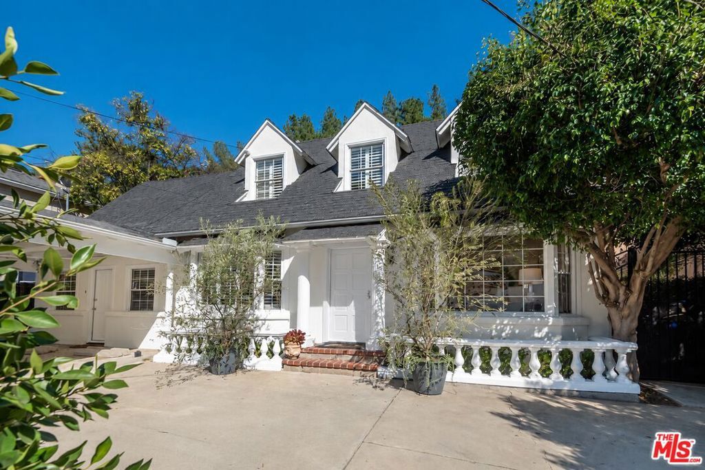 Property Photo:  1664 Benedict Canyon Drive  CA 90210 