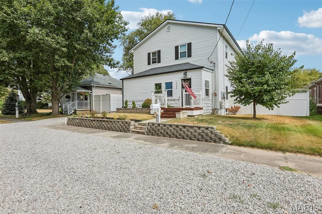 Property Photo: 1320 N Monroe Street IL 62056