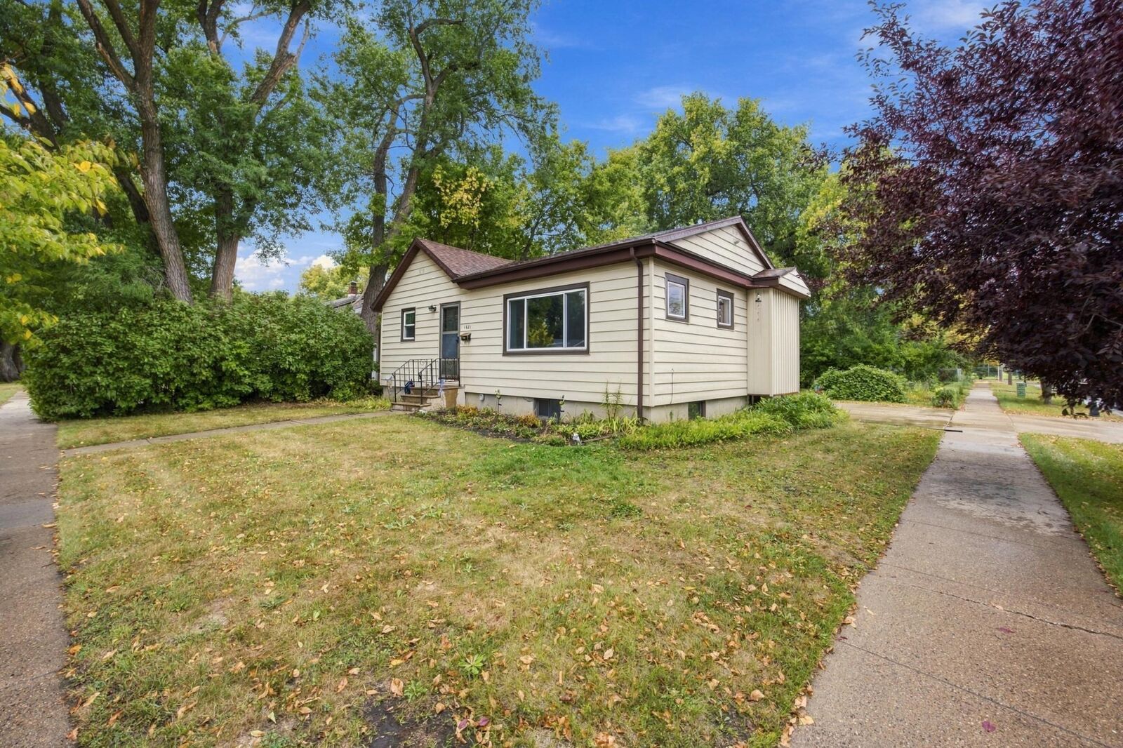 Property Photo:  1621 12th Avenue S  ND 58103 