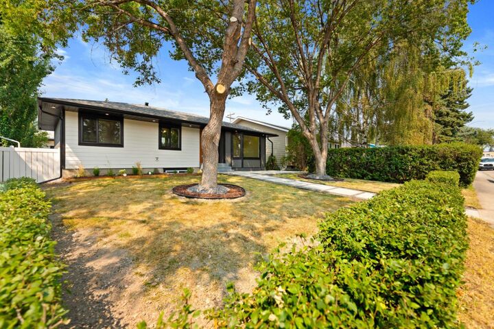 Property Photo:  439 Arlington Drive SE  AB T2H 1S4 