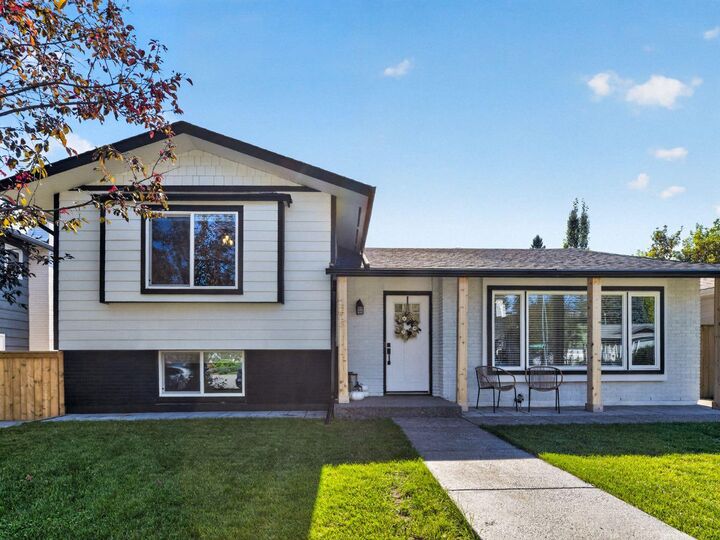 Property Photo:  1215 Lake Twintree Drive SE  AB T2J 2W9 