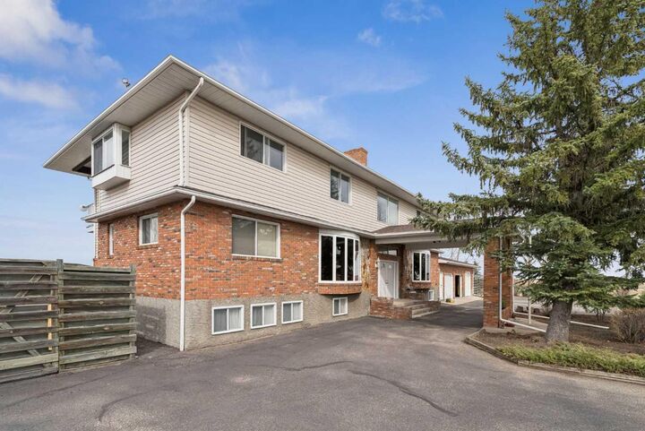 Property Photo:  7 Willow Vale  AB T2P 3G7 