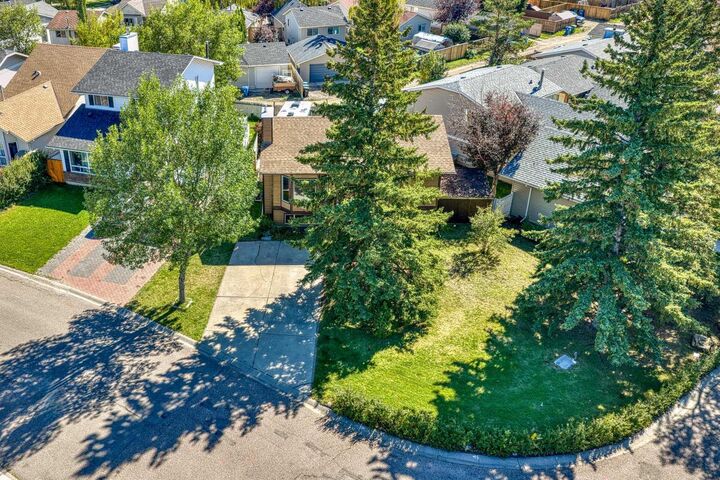 Property Photo:  243 Millcrest Way SW  AB T2Y 2K7 