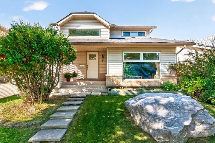 Property Photo:  7 Woodbrook Way SW  AB T2W 4J7 