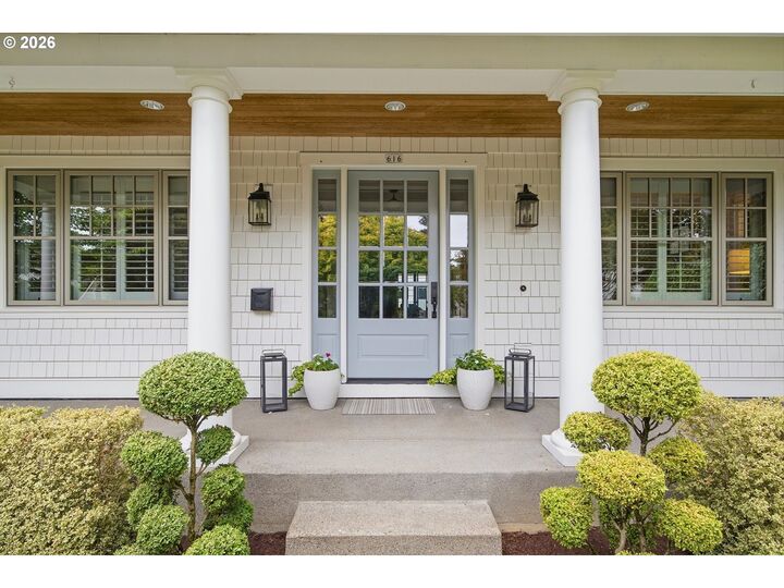 Property Photo:  616 4th St  OR 97034 