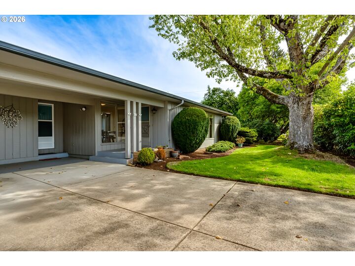 Property Photo: 727 Elm Dr OR 97404