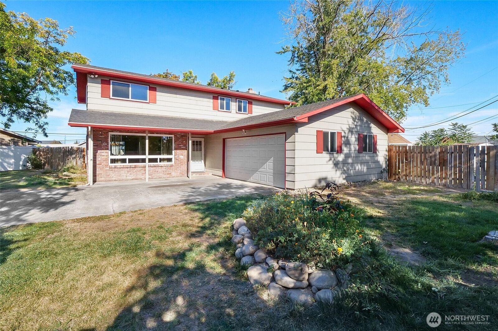 Property Photo:  1141 E Hill Place  WA 98837 
