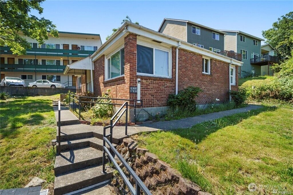 Property Photo:  125  Hayes Place SW 1 & 2  WA 98057 