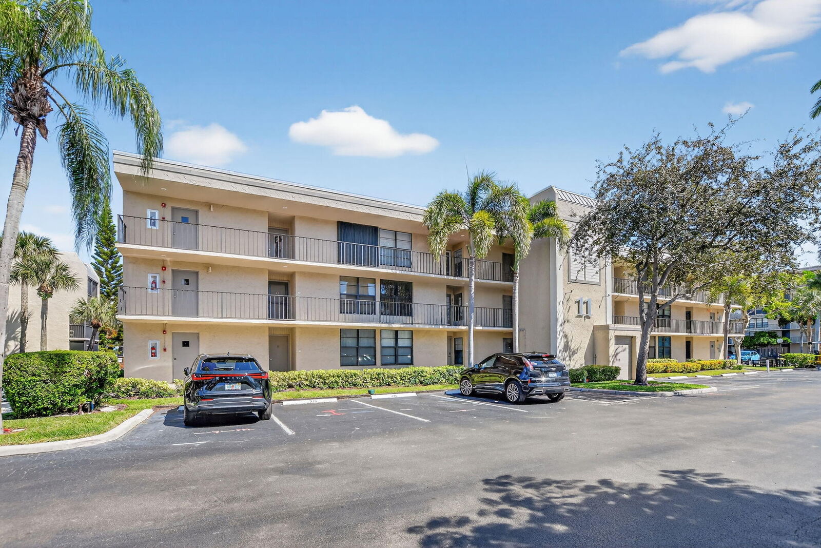 Property Photo: 11 Royal Palm Way 3040 FL 33432