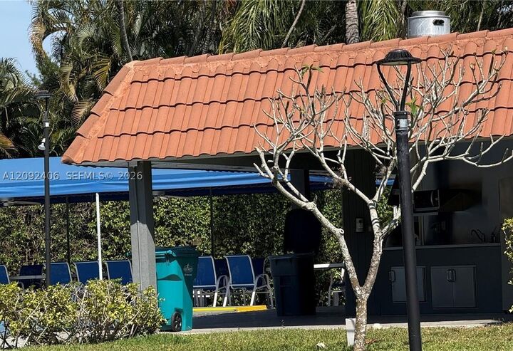 Property Photo:  400 S Hollybrook Dr 305  FL 33025 