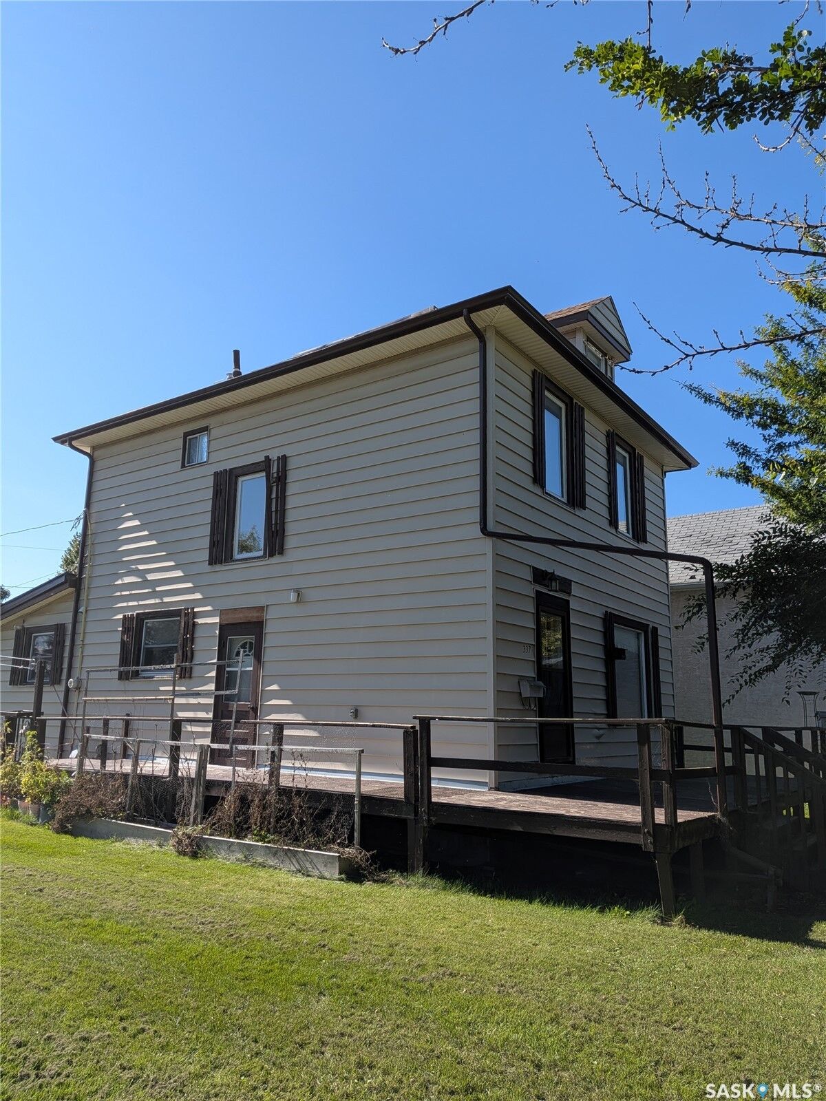 Property Photo:  337 9th Street E  SK S6V 0X9 