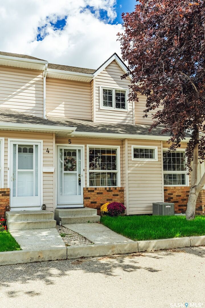 Property Photo:  102 Willow Street 5  SK S7J 0C2 