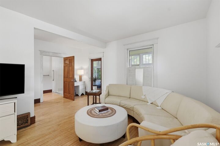 Property Photo: 618 E Avenue N SK S7L 1S3
