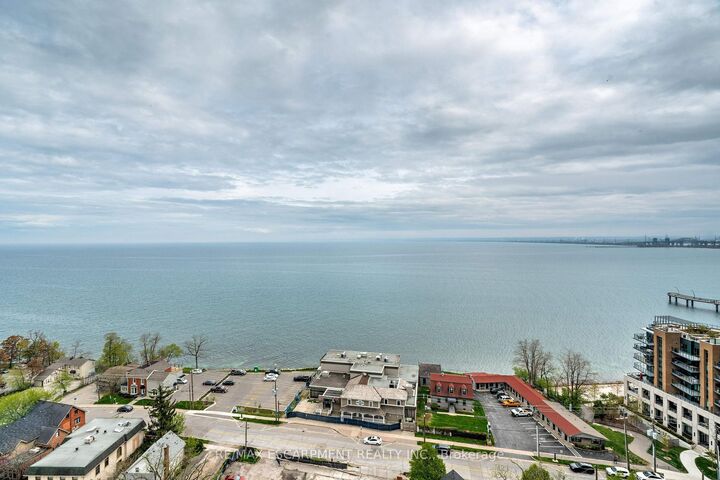 Property Photo:  370 Martha Street 1707  ON L7R 0G9 