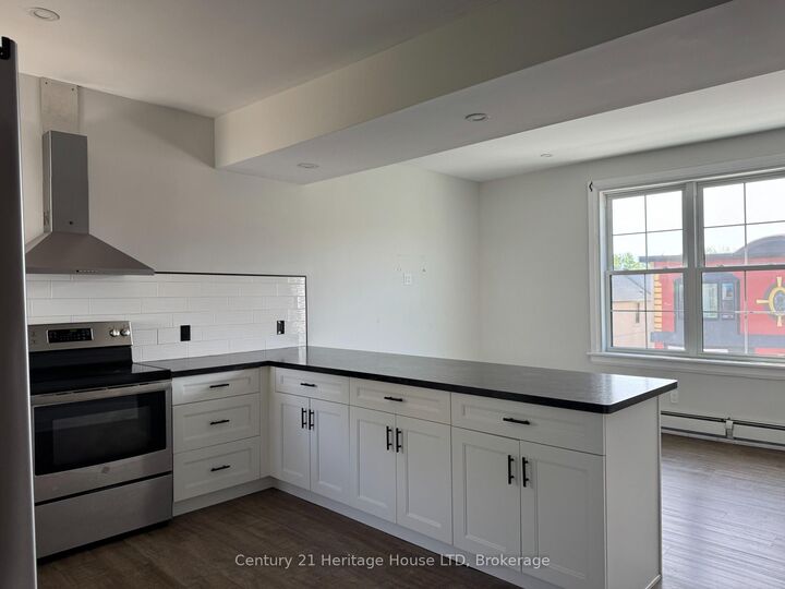 Property Photo:  40 Jarvis Street 4  ON L2A 2S5 