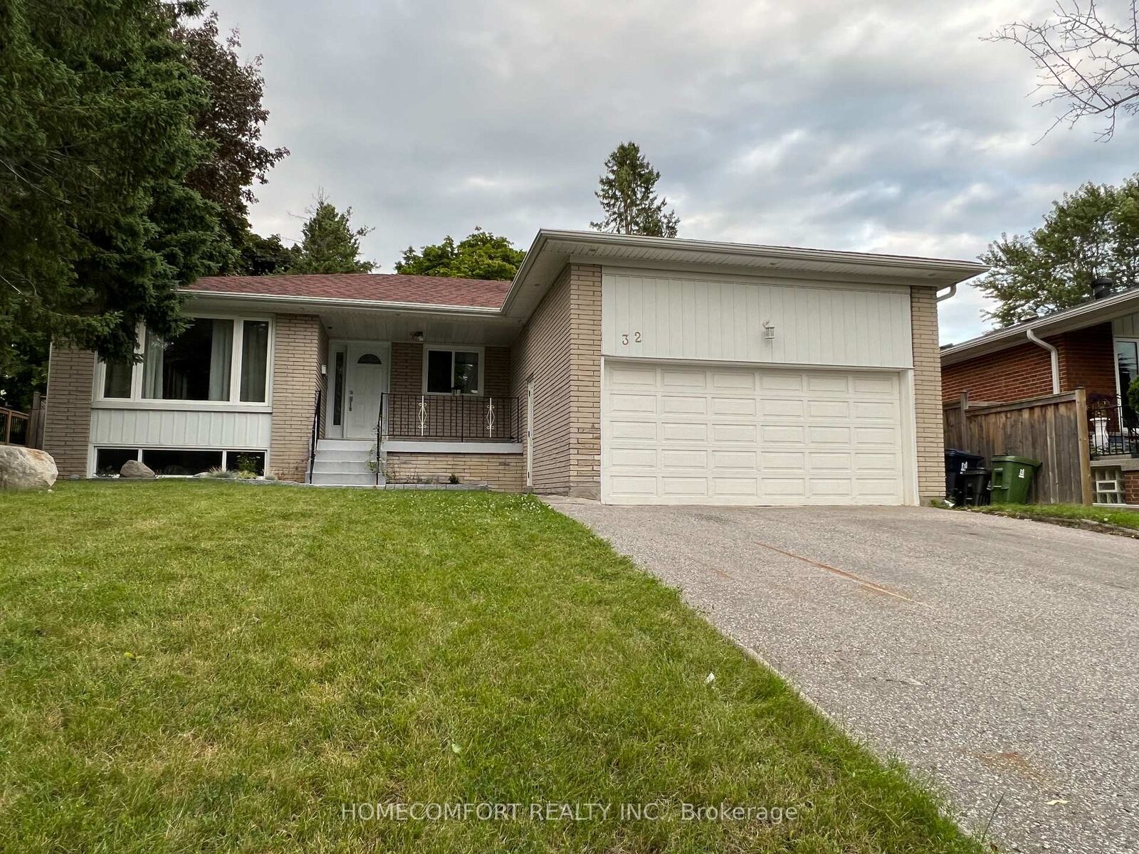 Property Photo:  32 Eaglewing (Main ) Court  ON M1E 4M1 