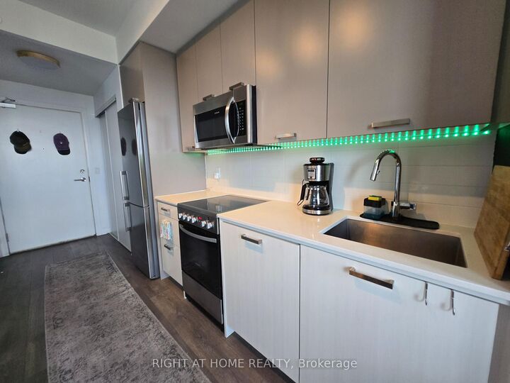 Property Photo:  2301 Danforth Avenue 715  ON M4C 0M7 