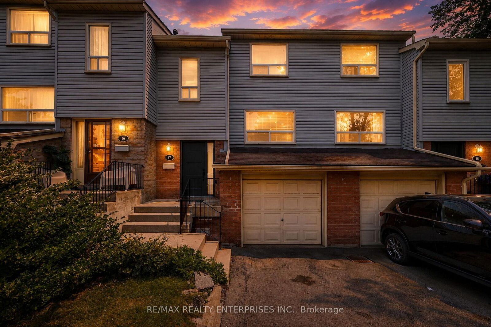 Property Photo:  1055 Shawnmarr Road 17  ON L5H 3V2 