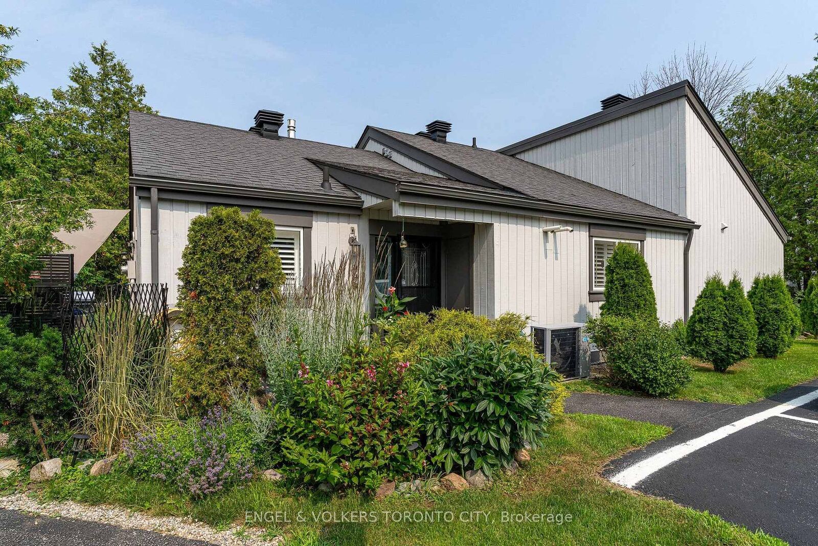 Property Photo:  444 Oxbow Crescent  ON L9Y 5B4 