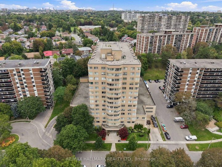 Property Photo:  4 Park Vista N/A 303  ON M4B 3M8 