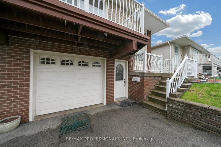 Property Photo:  1877 Silverberry Crescent  ON L5J 1C8 