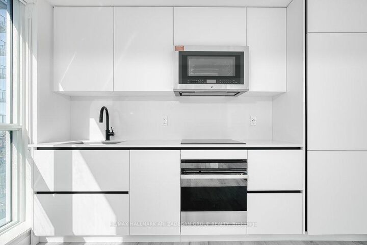Property Photo: 327 King Street W 4003 ON M5V 0W7