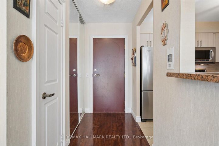 Property Photo:  81 Townsgate Drive 512  ON L4J 8E6 